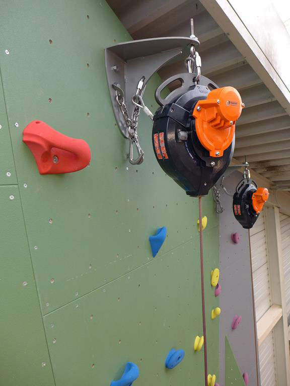 CWD-16-klimwand-vertikaal-2x-toestel-close-up